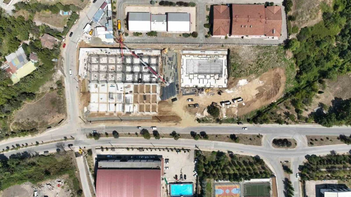 Gölcük’te spor salonu ve kapalı yüzme havuzu inşaatı sürüyor - Foto 2