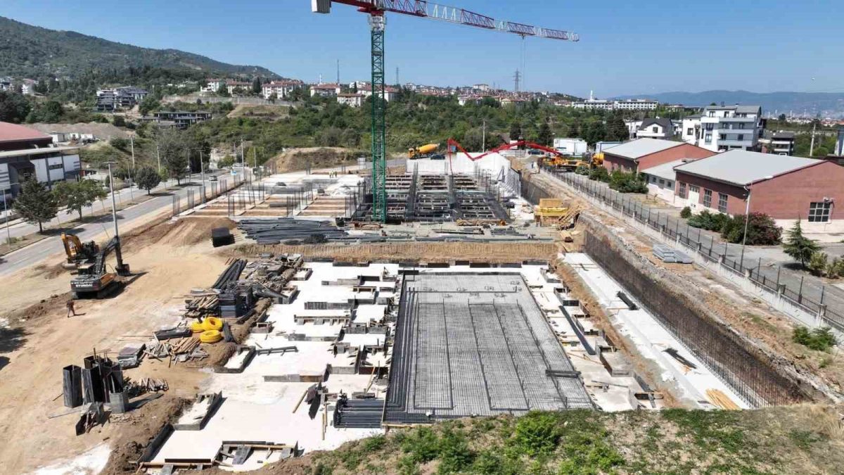 Gölcük’te spor salonu ve kapalı yüzme havuzu inşaatı sürüyor - Foto 3