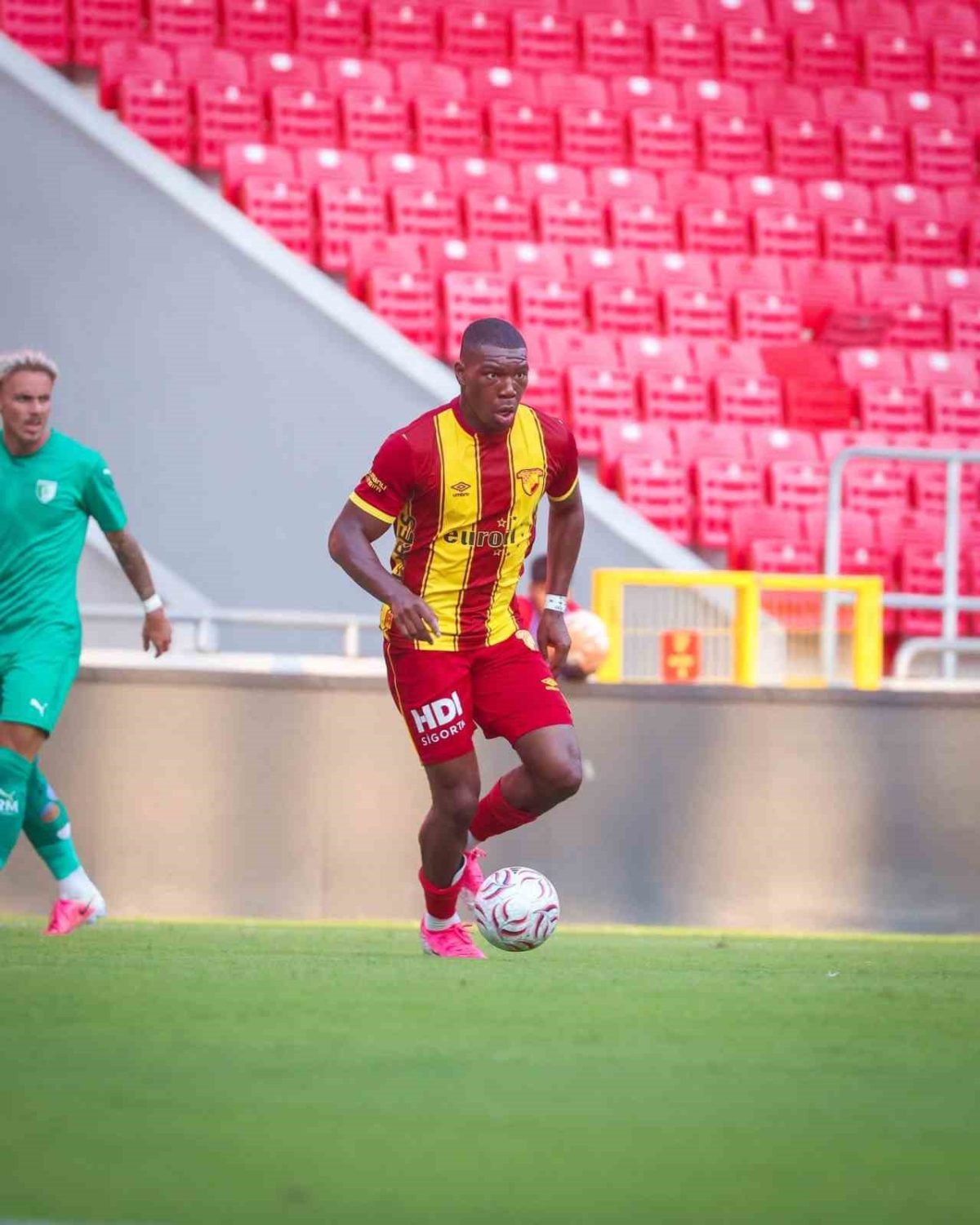 Göztepe’de Sinclair Armstrong, taraftardan tam not aldı