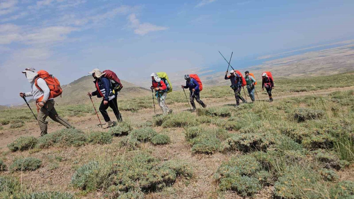 İranlı 13 dağcı, Süphan Dağı’nın zirvesine ulaştı