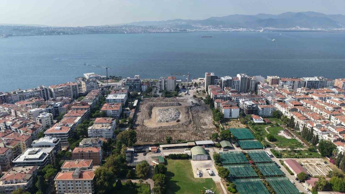 İzmir Büyükşehir: "Karşıyaka Zübeyde Hanım Stadı ile ilgili süreç emin adımlarla ilerliyor"