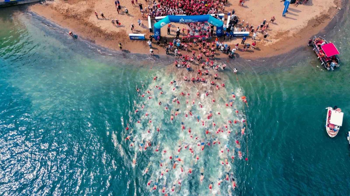 İzmit Körfezi’ni yüzerek geçtiler - Foto 7