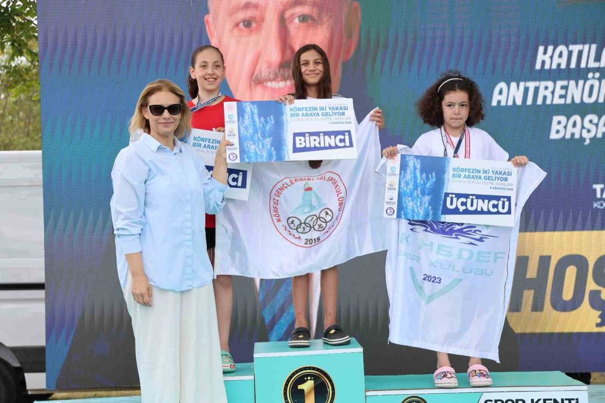 İzmit Körfezi’ni yüzerek geçtiler - Foto 8