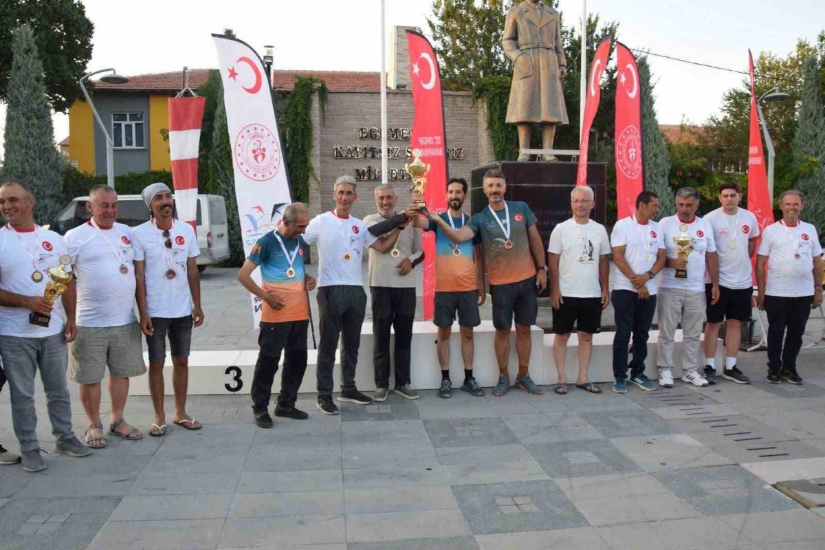 Karapınar’da XC Open Yamaç Paraşütü Yarışmasında dereceye girenlere ödülleri verildi