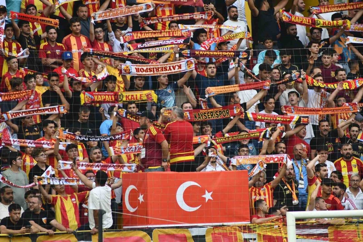 Kayserispor-Sivasspor maçını 8200 kişi izledi