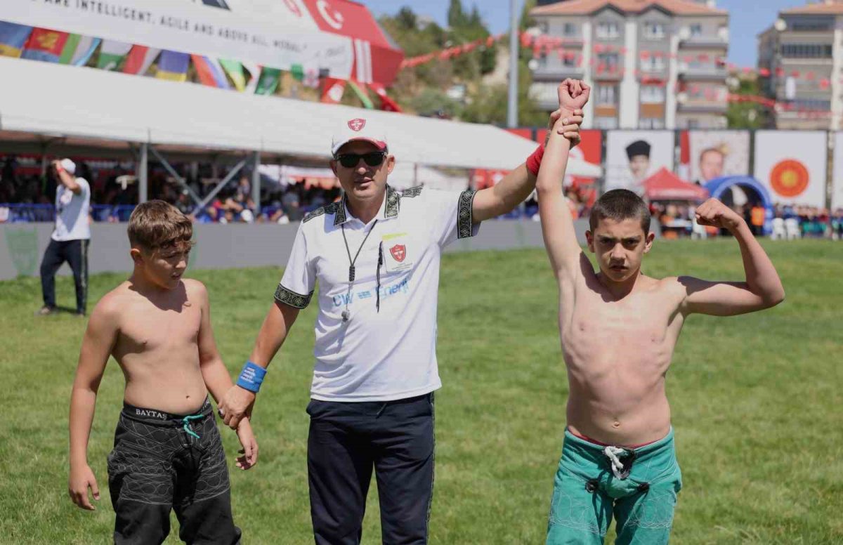 Keçiören 3. Büyük Geleneksel Karakucak Güreş Festivali’nde pehlivanlar ödüllerine kavuştu - Foto 3