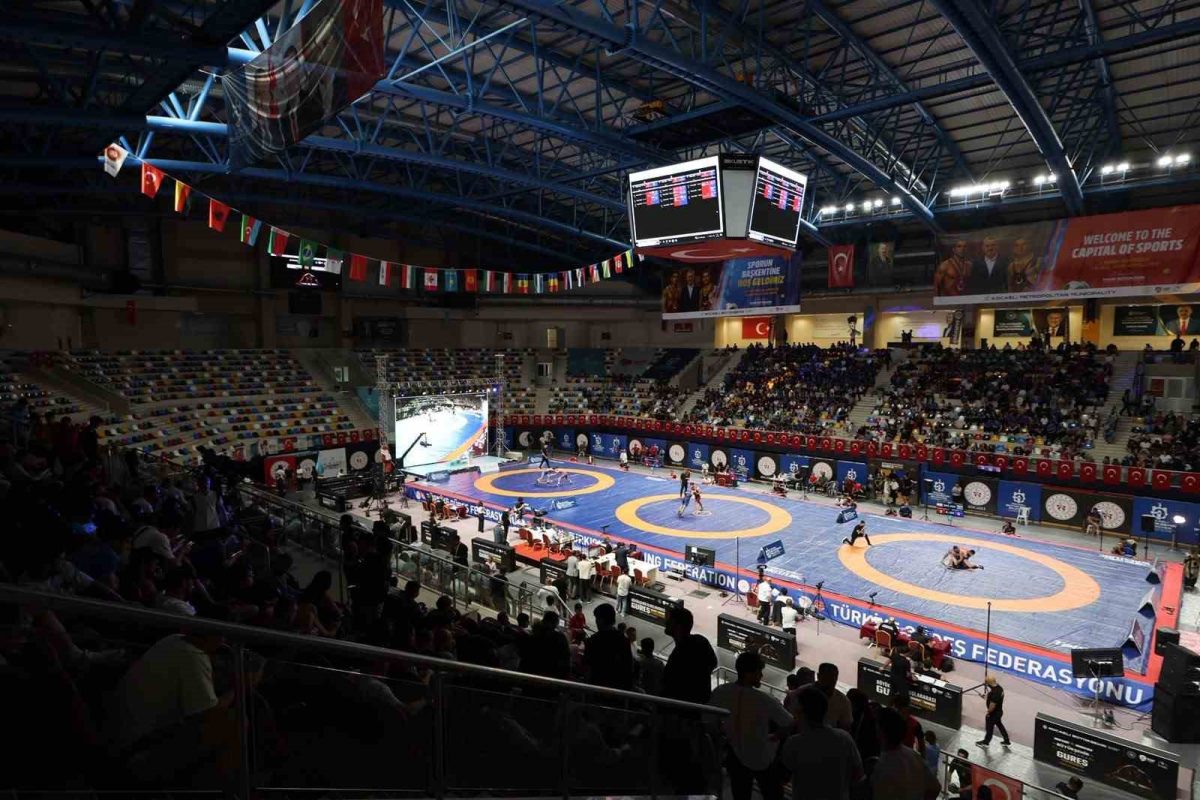 Kocaeli’deki uluslararası güreş turnuvası genç sporculara ilham oluyor