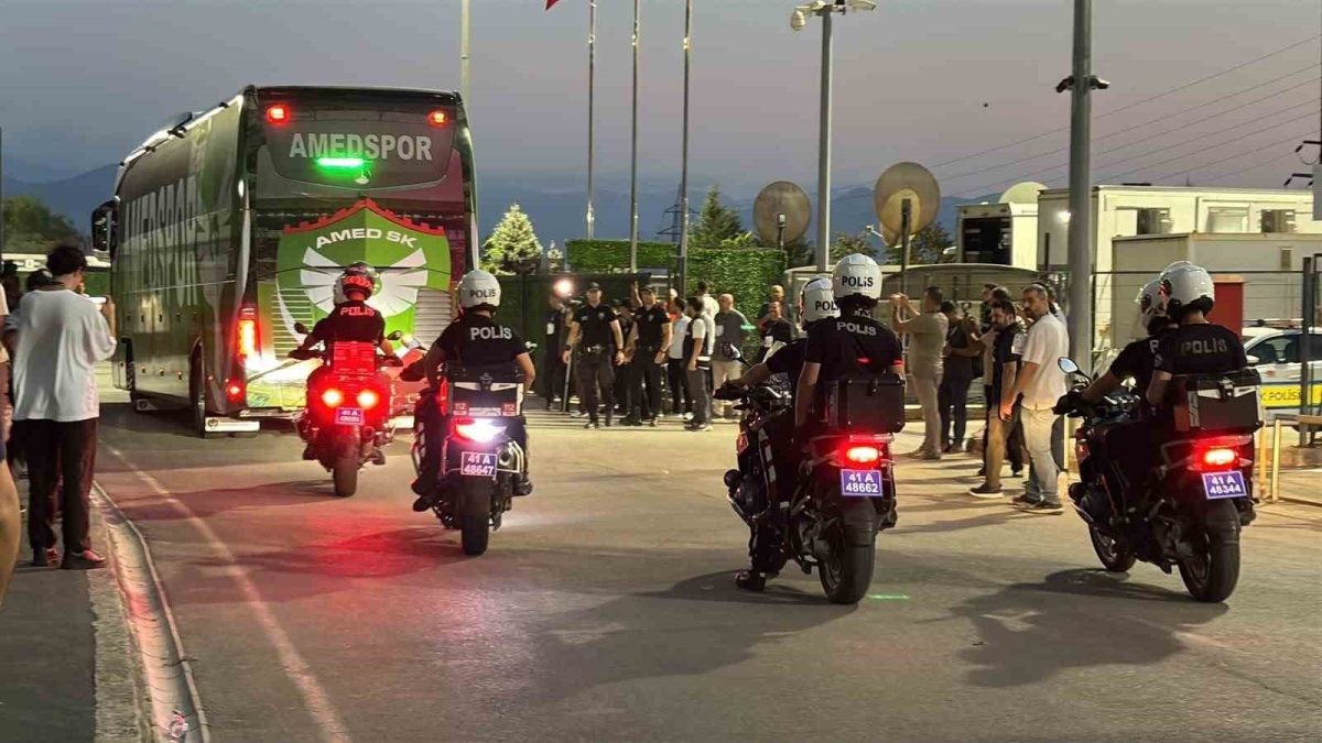 Kocaelispor- Amed SF maçı öncesi takımlar stada geldi