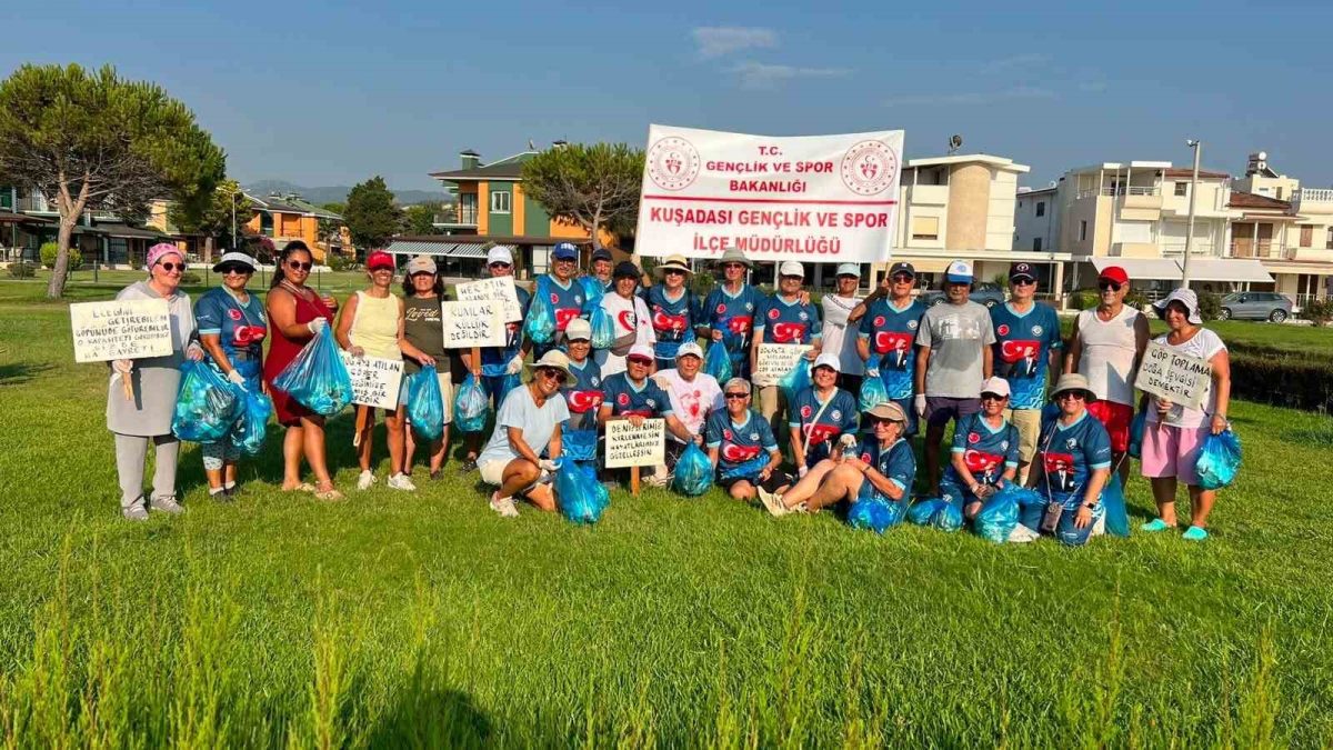 Kuşadası’nda sabah sporu sonrası çevre temizliği