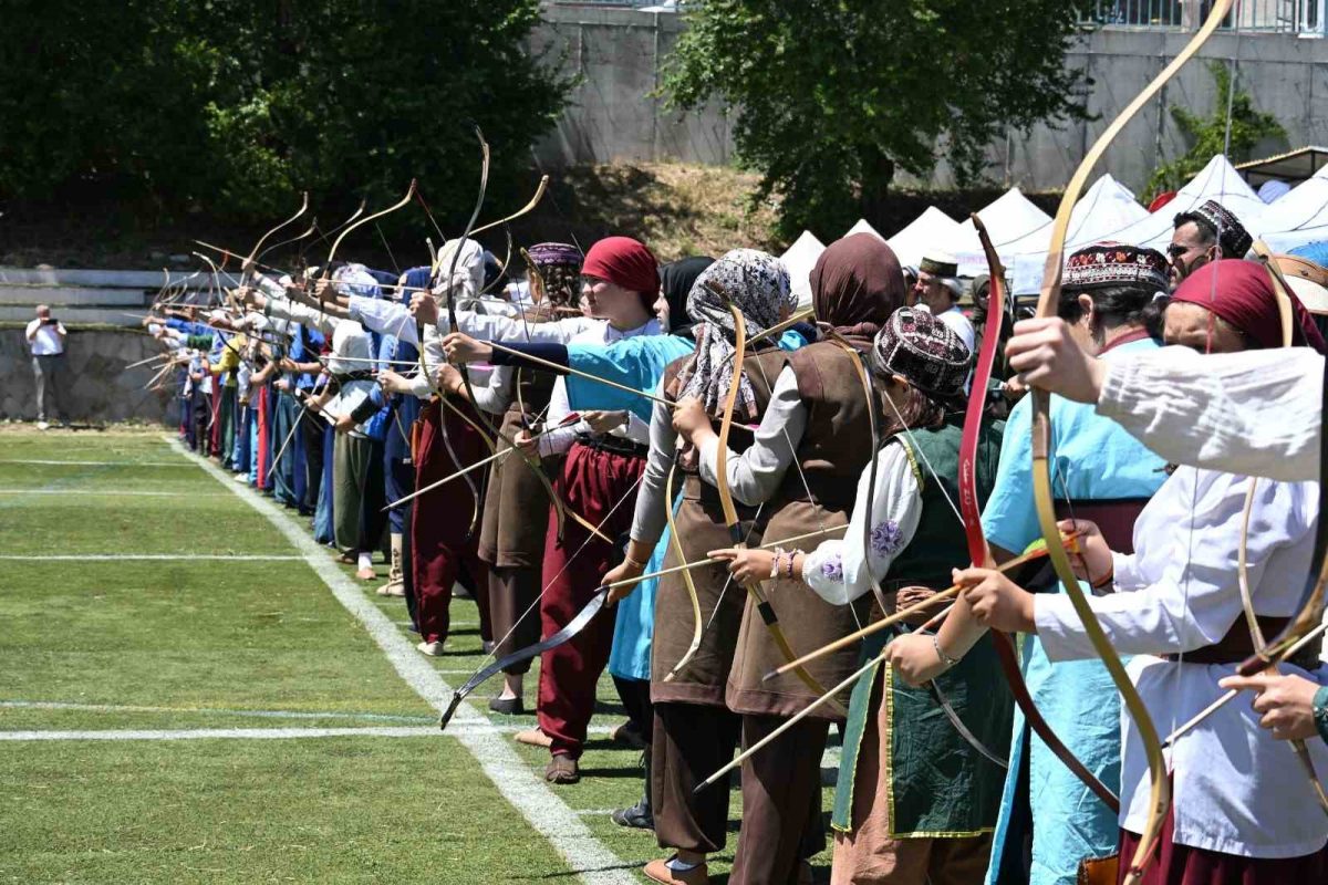 Kütahya’da tarihi Ok Meydanı’nda 490 sporcu şampiyonluk için ok atıyor