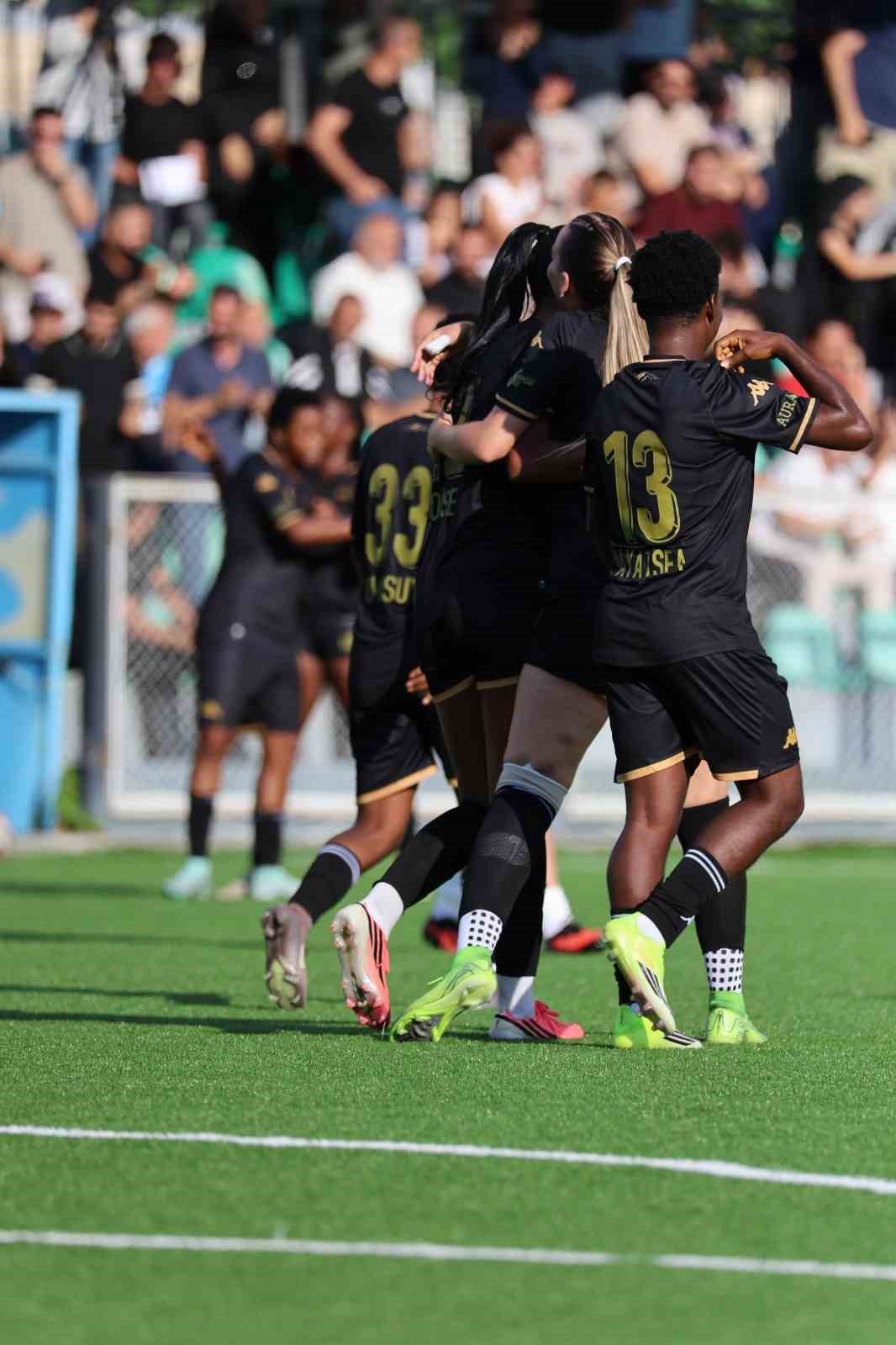 Laurıe Ann Moıse sezona hat-trick yaparak başladı