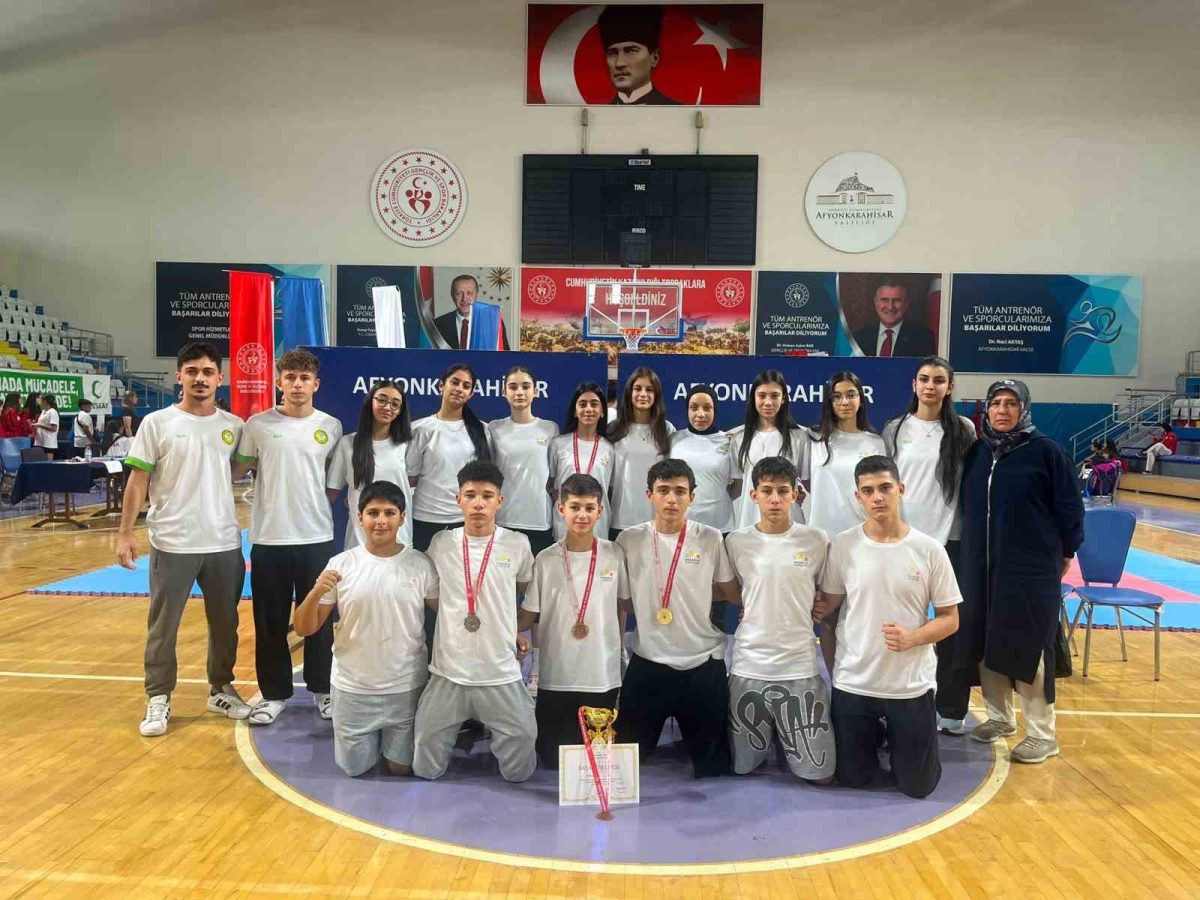 Manisa BBSK karate takım halinde Türkiye üçüncüsü oldu