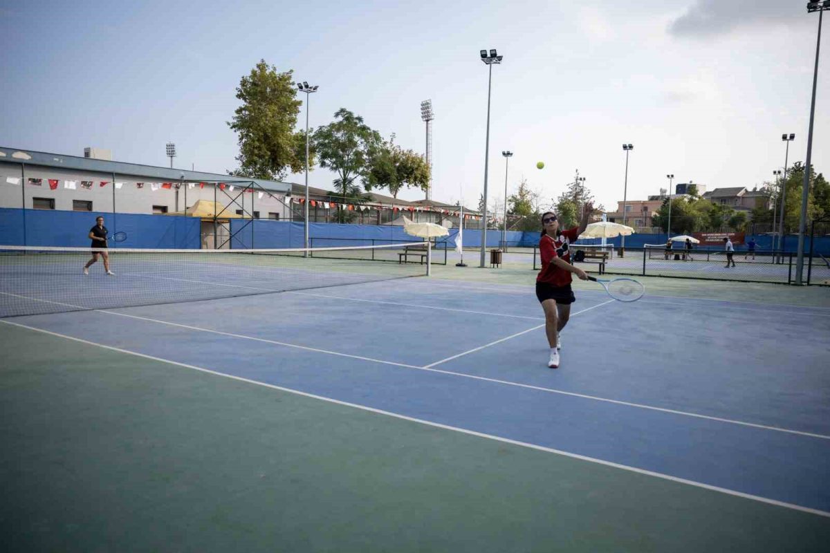 Mersin’de 30 Ağustos coşkusu tenis kortlarına taşındı