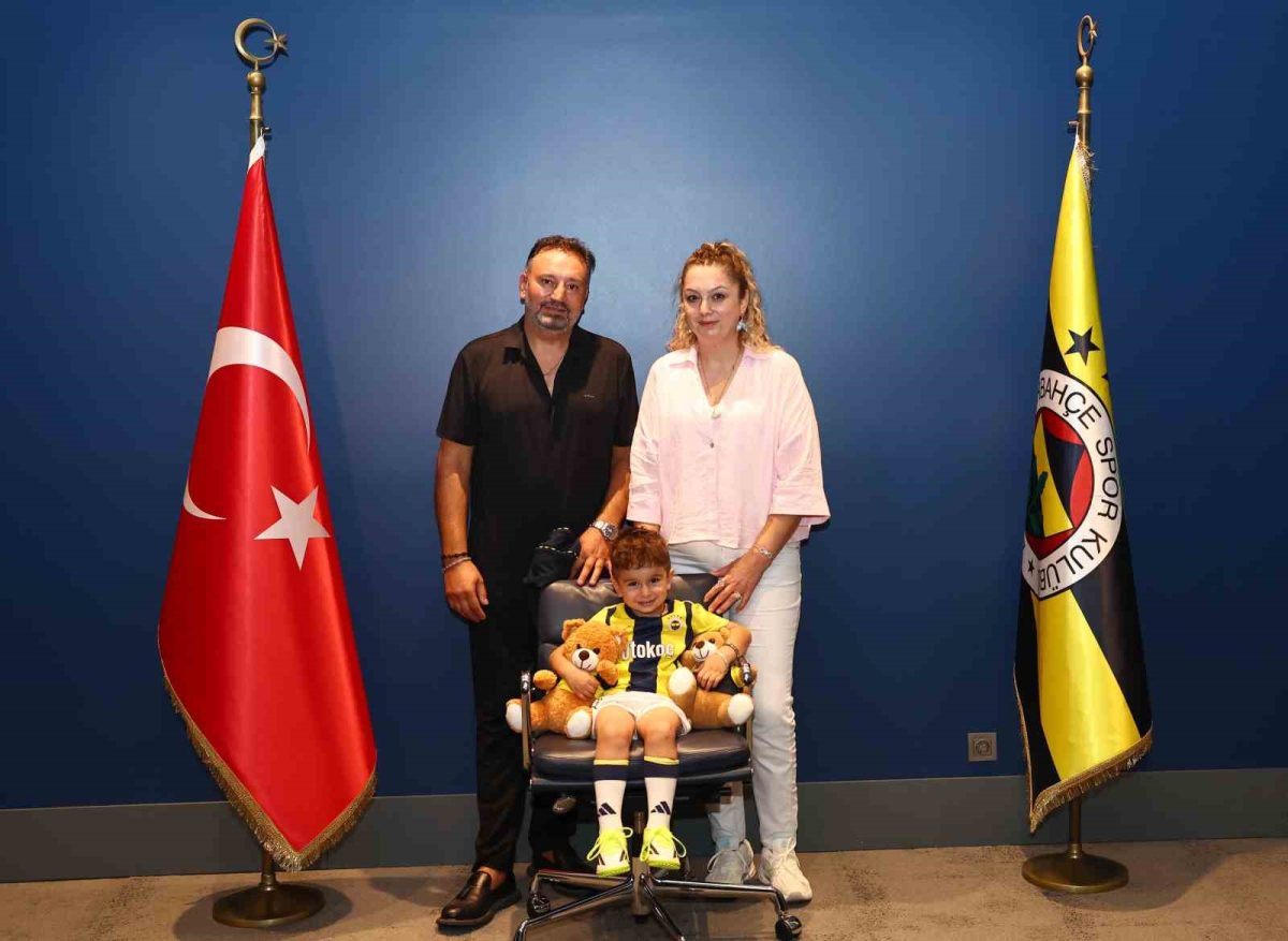 Minik taraftar Göktuğ, Başkan Aziz Yıldırım ve yöneticilerle buluştu - Foto 3