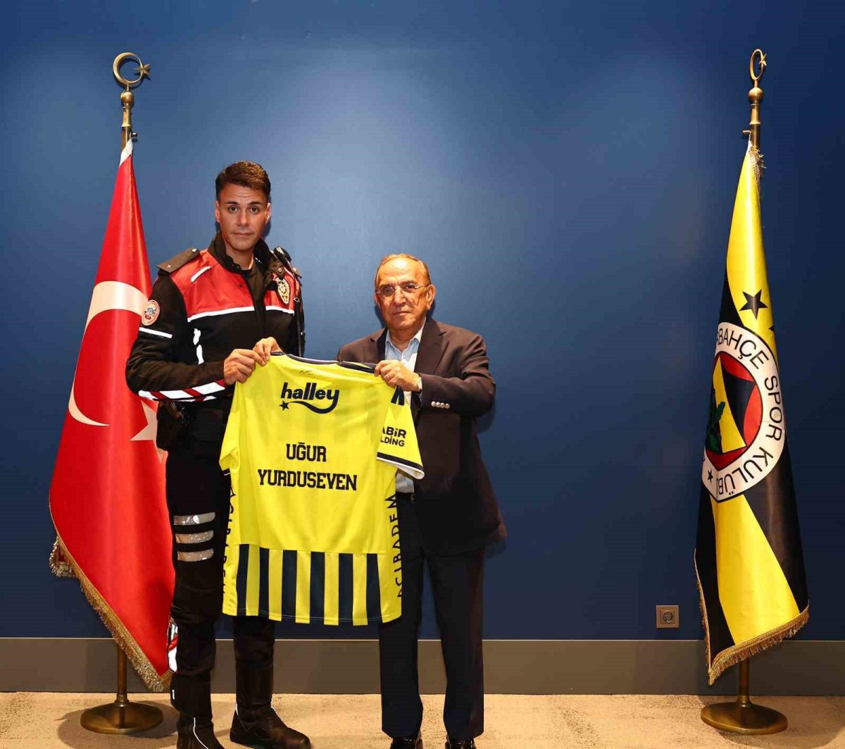 Minik taraftar Göktuğ, Başkan Aziz Yıldırım ve yöneticilerle buluştu - Foto 4