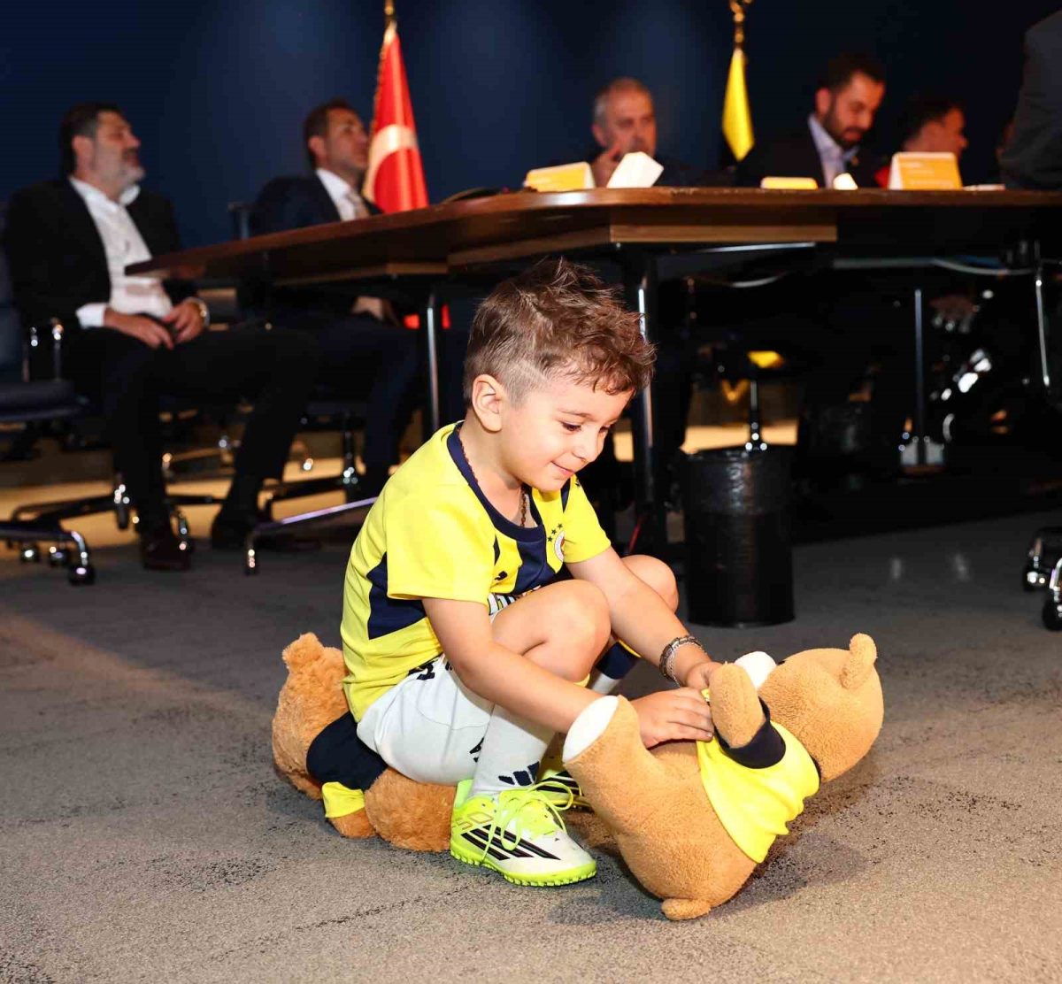 Minik taraftar Göktuğ, Başkan Aziz Yıldırım ve yöneticilerle buluştu - Foto 5