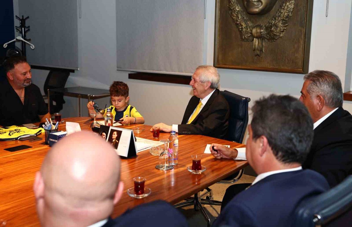 Minik taraftar Göktuğ, Başkan Aziz Yıldırım ve yöneticilerle buluştu - Foto 6