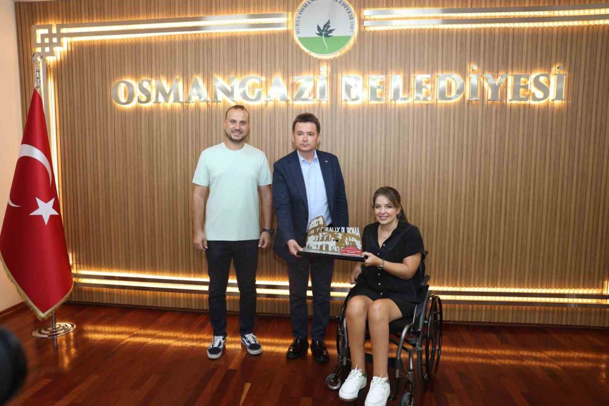 Osmangazi’nin başarılı pilotu kupayı başkan Aydın’la paylaştı - Foto 2