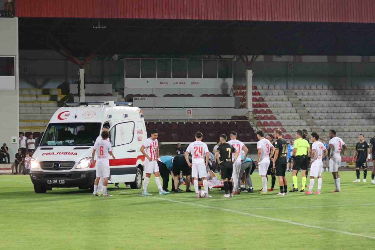 Oyuna girdi 1 dakika sonra ayağı burkuldu: Sahaya ambulans girdi