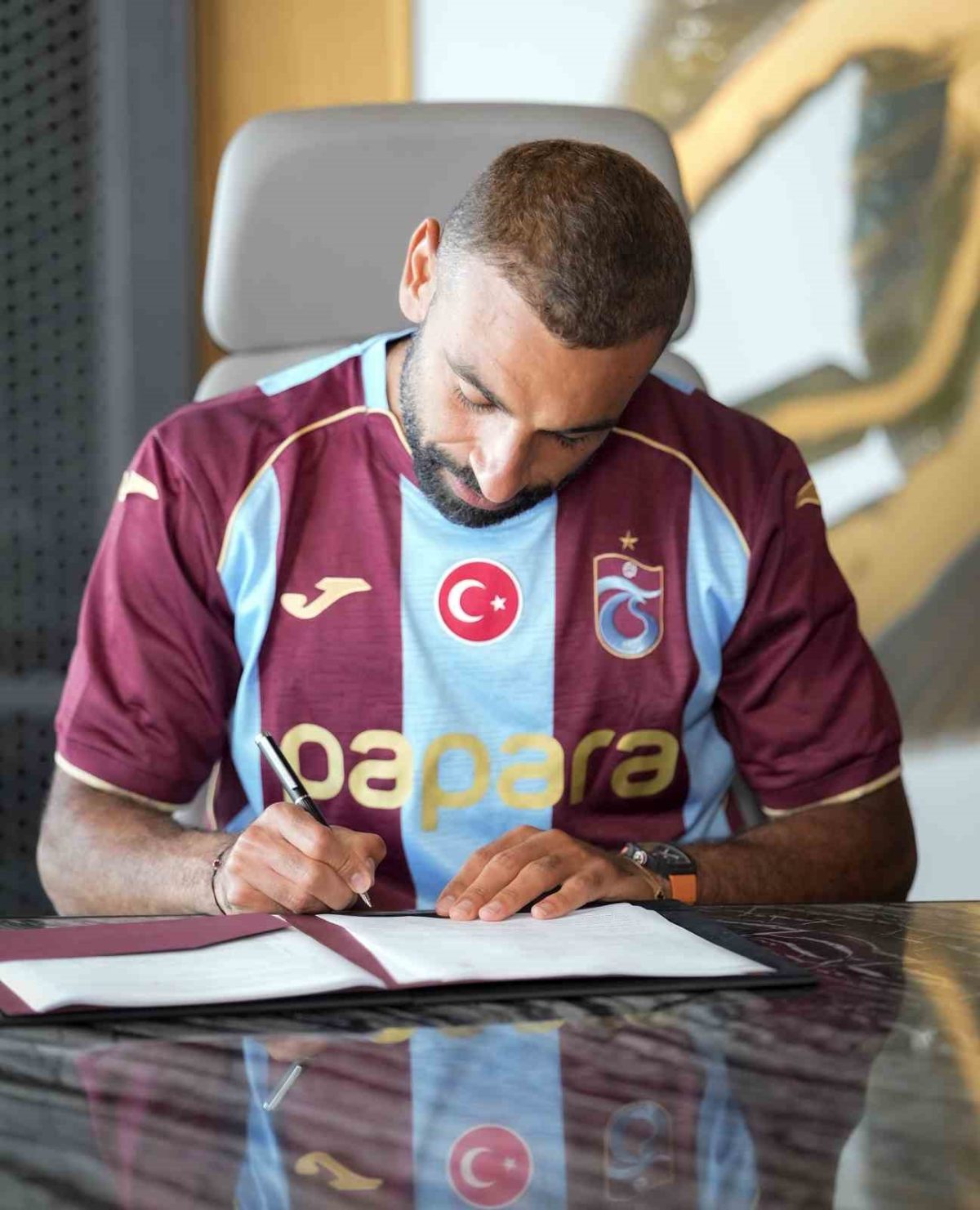 Salah Trabzonspor’a imzayı attı, ayağının tozuyla Trabzonspor reklam filmi çekimine katıldı