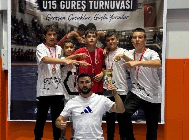 Tavşanlı güreş takımı U 15’lerde Sakarya’da şampiyon oldu