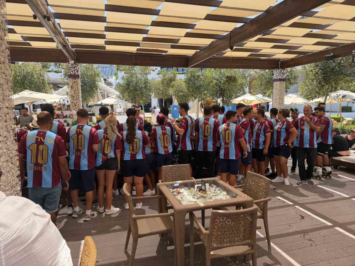 Trabzonspor sevdasını Girne’ye taşıdı, 250 Salah formasını çalışanlara giydirdi