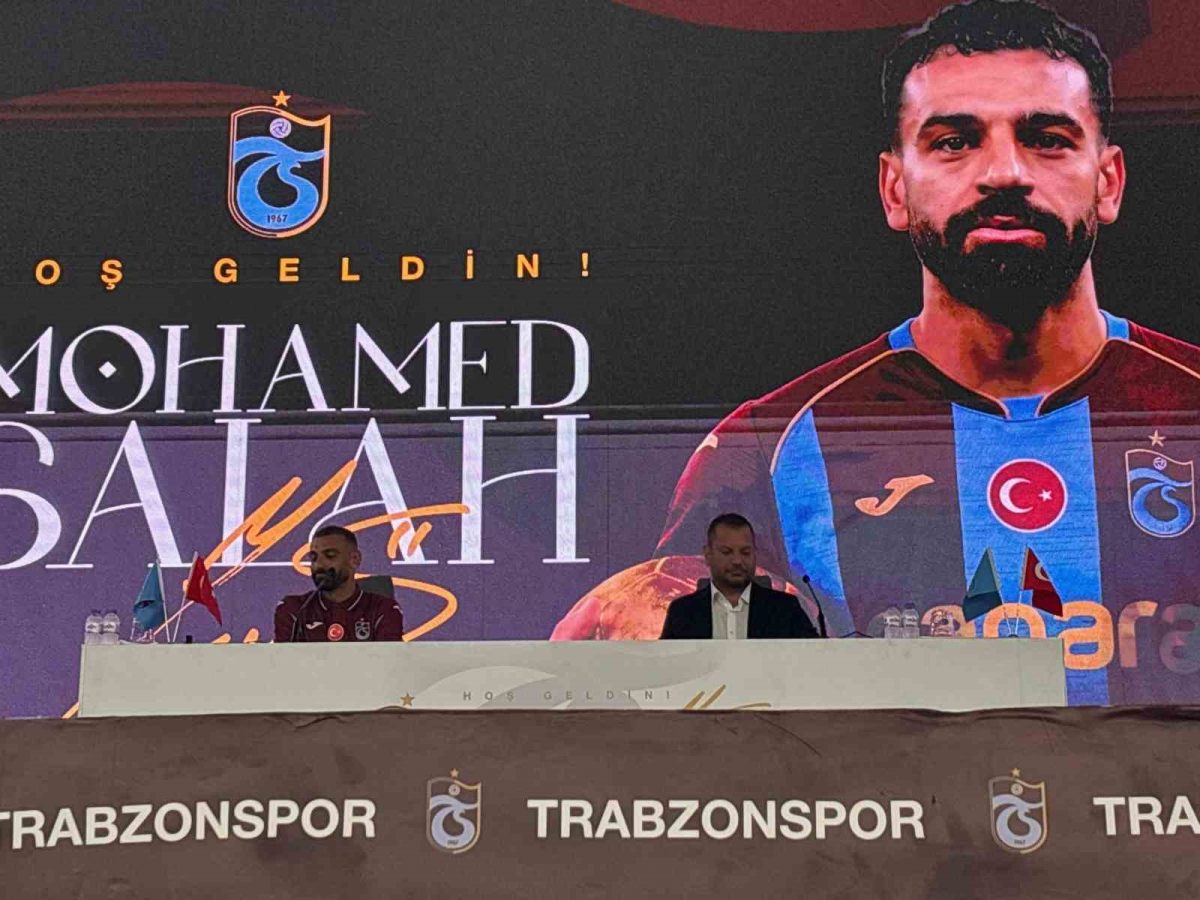 Trabzonspor’da Salah yaklaşık 30 bin taraftar önünde imza attı