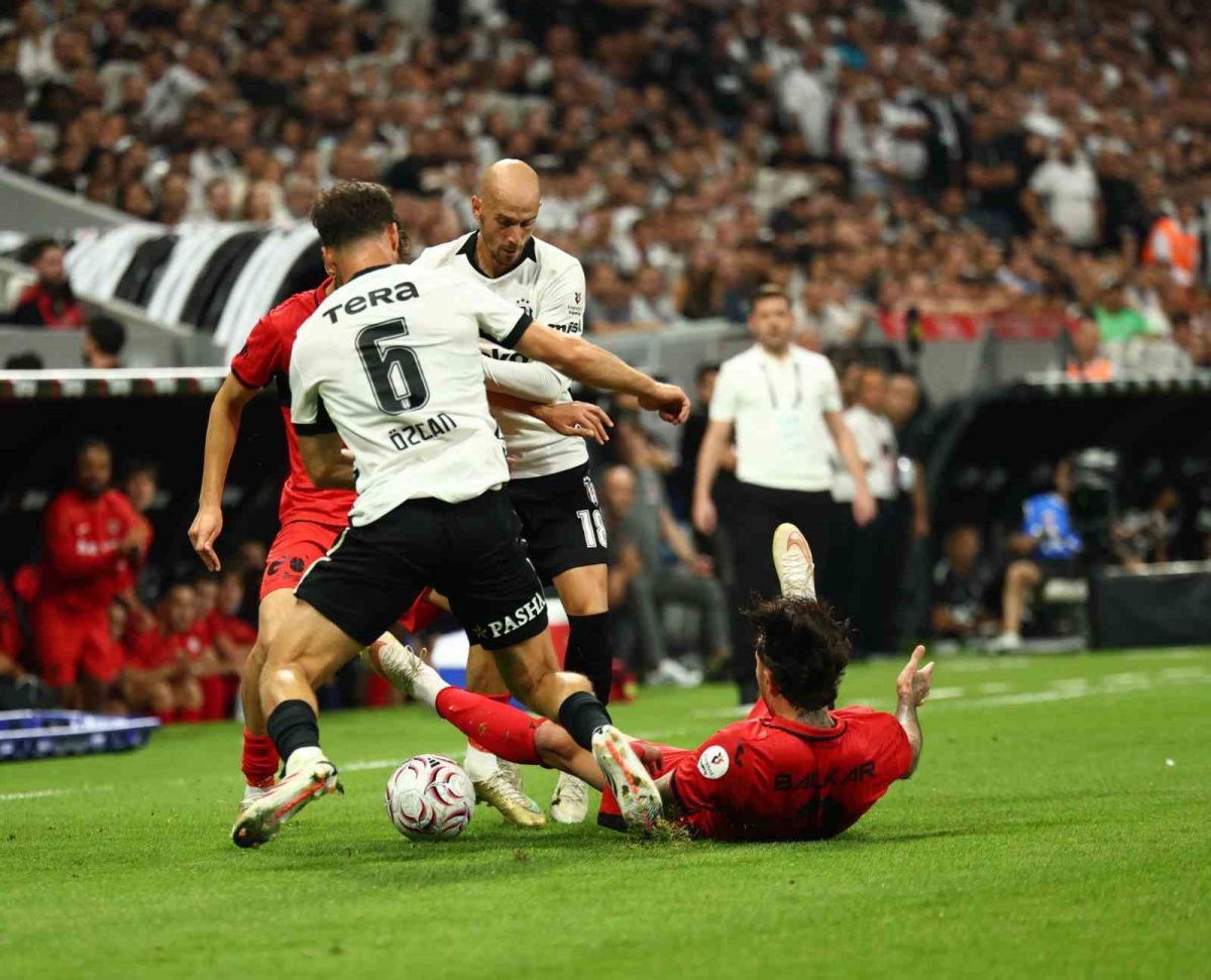 Trendyol Süper Lig: Beşiktaş: 2 - Çorum FK: 0 (İlk yarı)