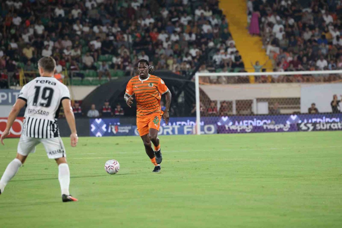 Trendyol Süper Lig: Corendon Alanyaspor: 0 - Beşiktaş: 0 (İlk yarı)