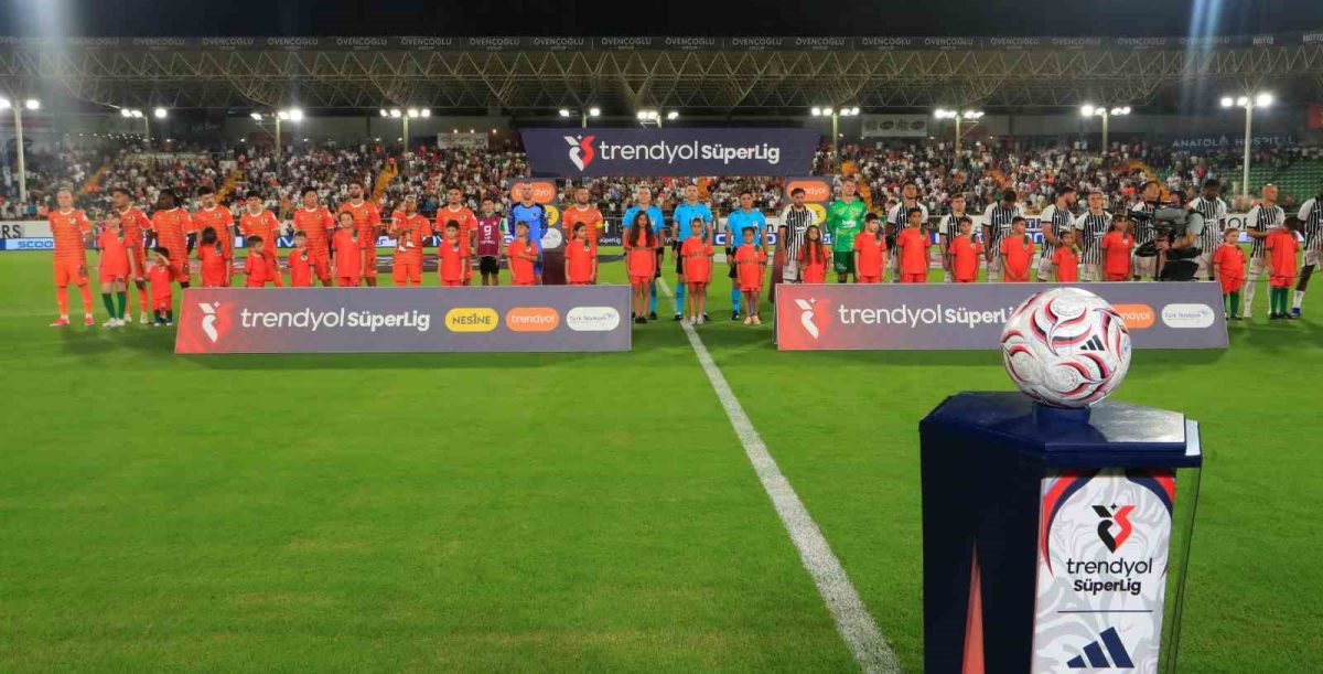 Trendyol Süper Lig: Corendon Alanyaspor: 0 - Beşiktaş: 0 (Maç devam ediyor)