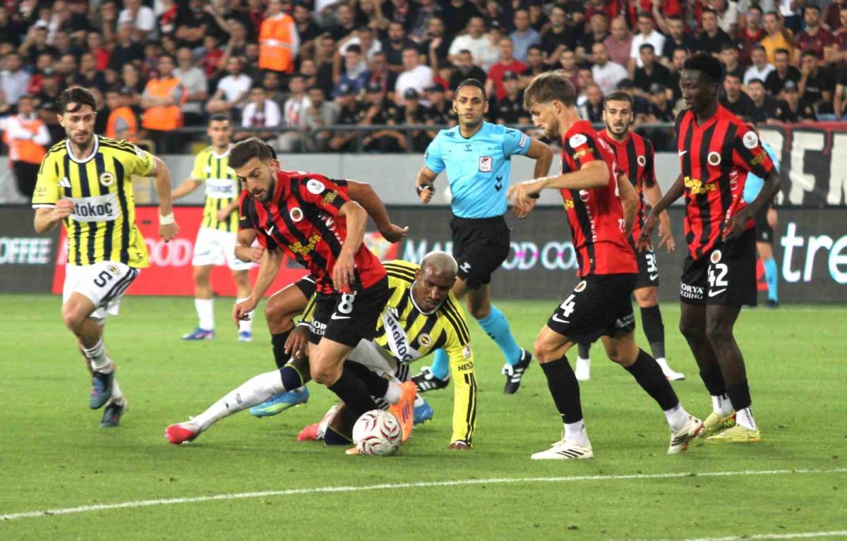 Trendyol Süper Lig: Gençlerbirliği: 1 - Fenerbahçe: 1 (İlk yarı)