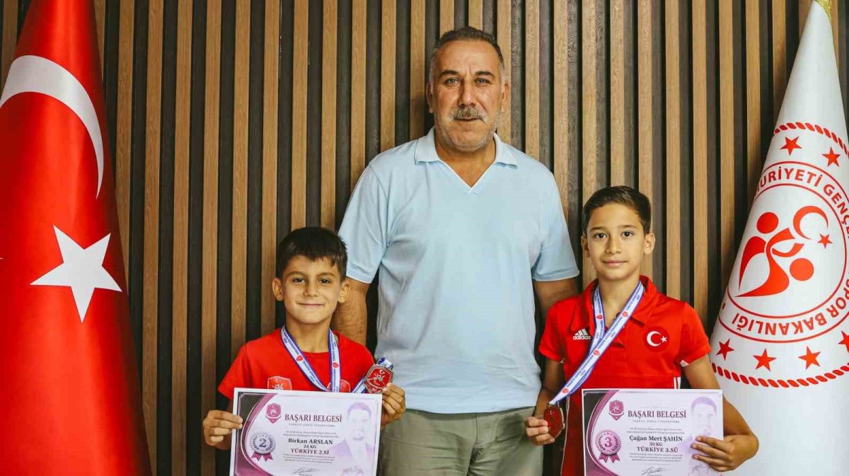Türkiye derecesi yapan minik güreşçiler milli takım kampına gidiyor