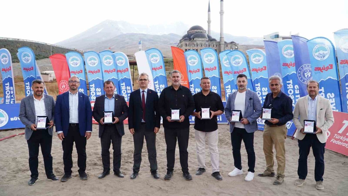 Türkiye’de ilk kez 2 bin 200 metrede plaj hentbolu oynandı - Foto 5