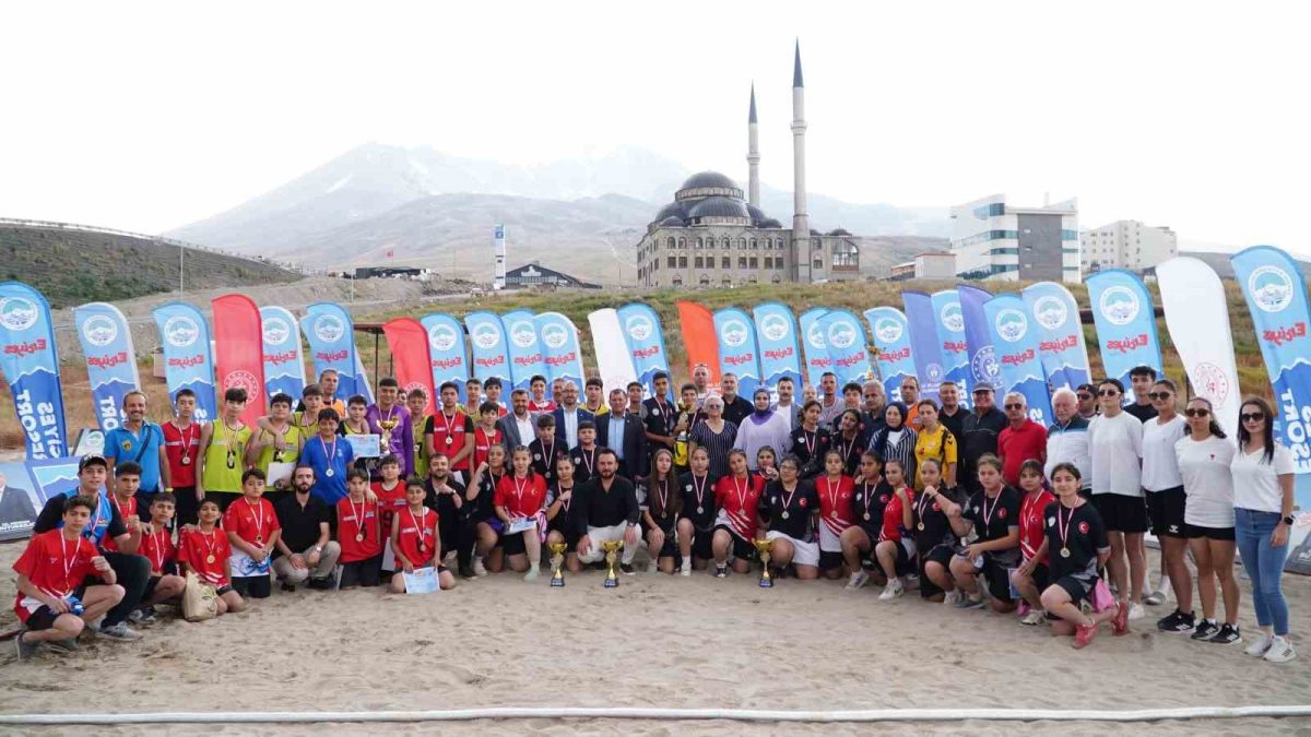 Türkiye’de ilk kez 2 bin 200 metrede plaj hentbolu oynandı - Foto 6