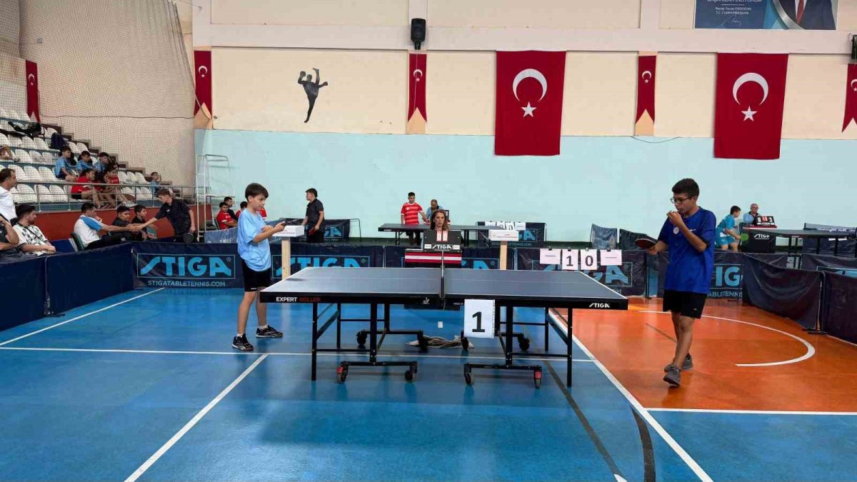 Türkiye’nin genç masa tenisçileri Hopa’da şampiyonluk için yarışıyor