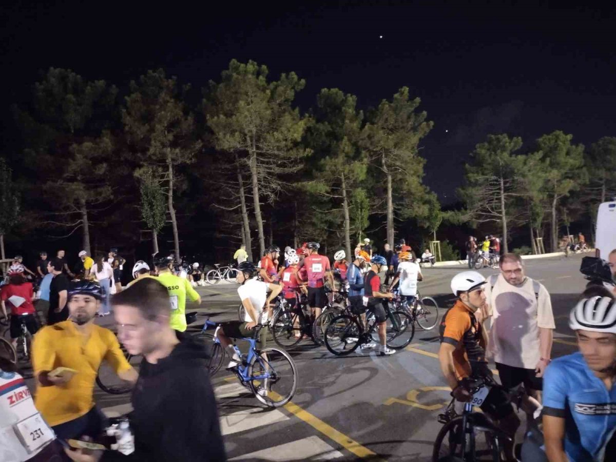 Ümraniye’de gece bisiklet yarışı etkinliği ilk kez gerçekleştirildi