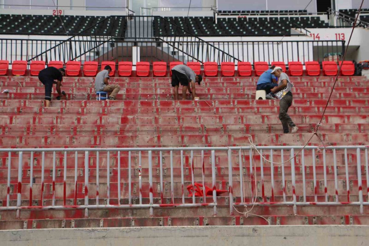 Vali Zorluoğlu, Diyarbakır Stadyumu’nda incelemelerde bulundu