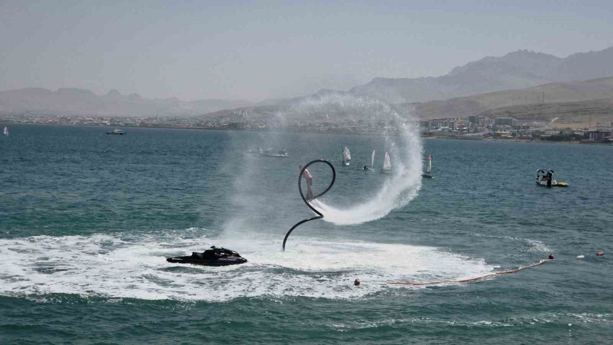 Van Gölü’nde Türk bayrağıyla nefes kesen flyboard gösterisi - Foto 2