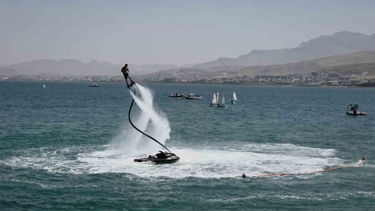 Van Gölü’nde Türk bayrağıyla nefes kesen flyboard gösterisi - Foto 3