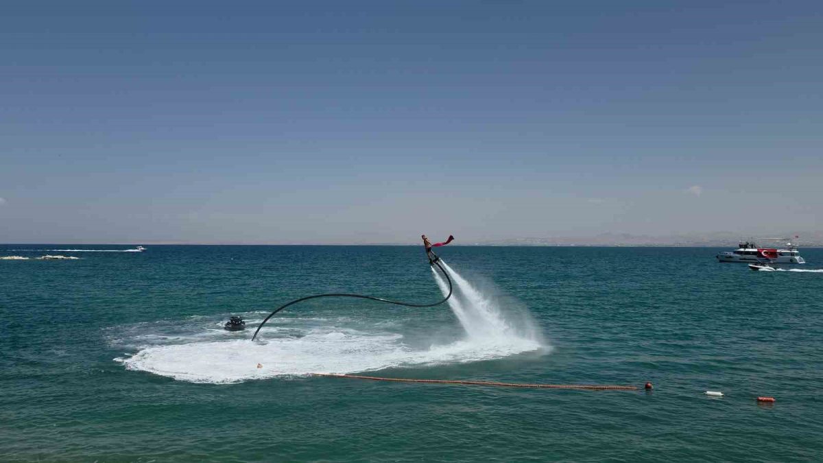 Van Gölü’nde Türk bayrağıyla nefes kesen flyboard gösterisi - Foto 5