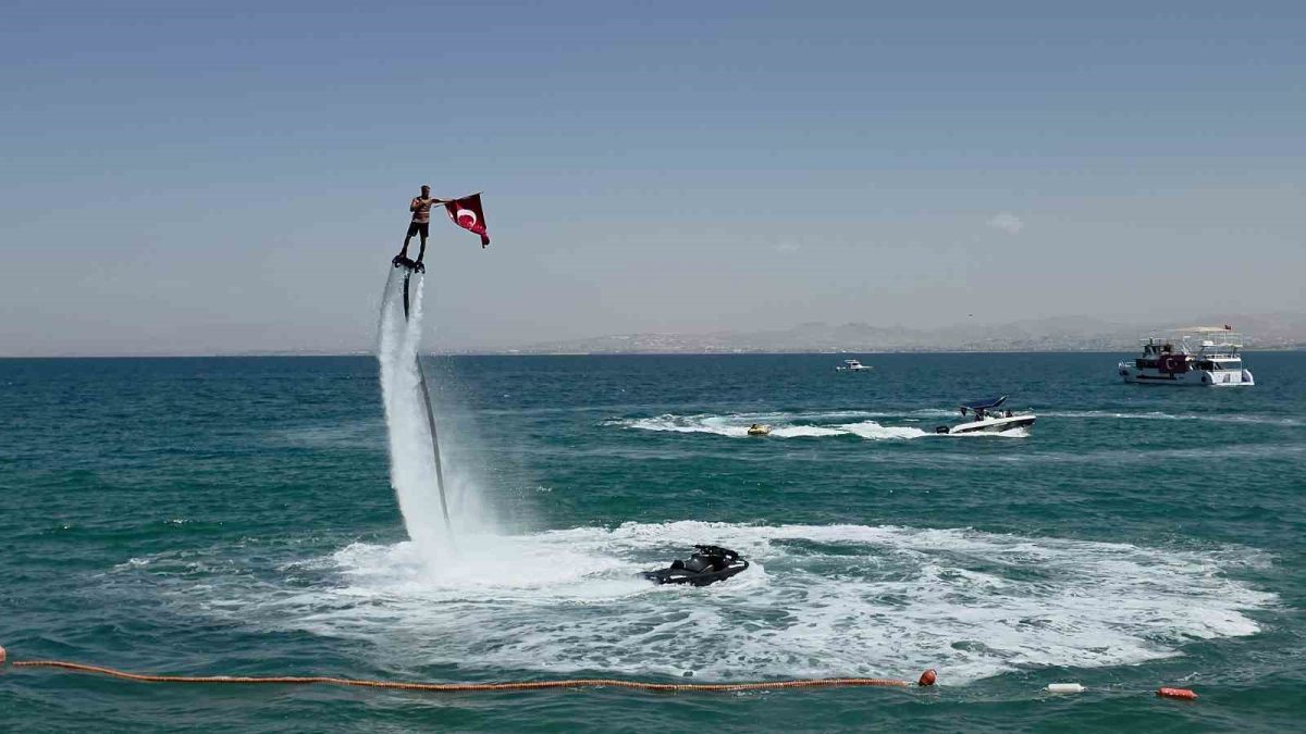 Van Gölü’nde Türk bayrağıyla nefes kesen flyboard gösterisi - Foto 6