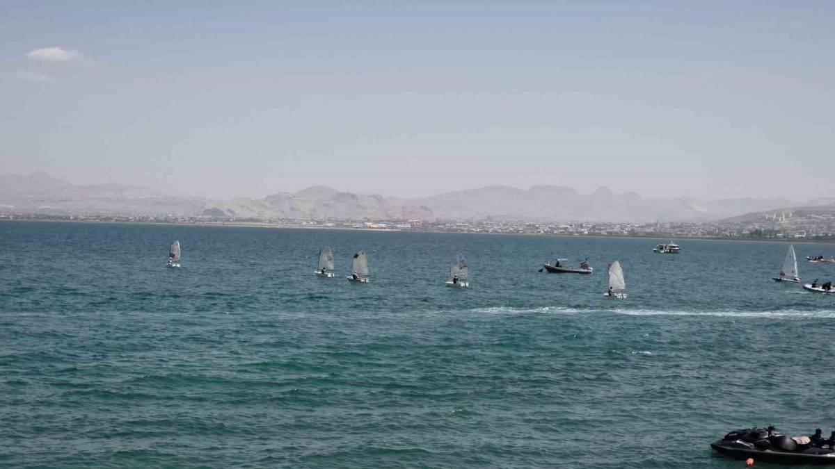 Van Gölü’nde Türk bayrağıyla nefes kesen flyboard gösterisi - Foto 8