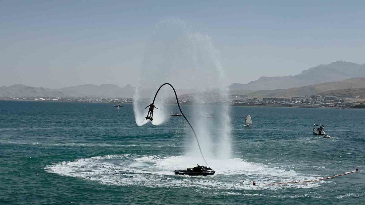 Van Gölü’nde Türk bayrağıyla nefes kesen flyboard gösterisi