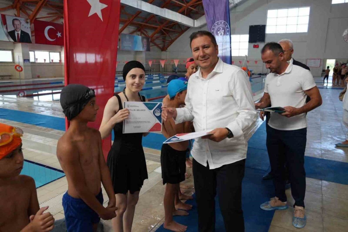 Yaz boyunca kulaç attılar sertifikalarını aldılar - Foto 3