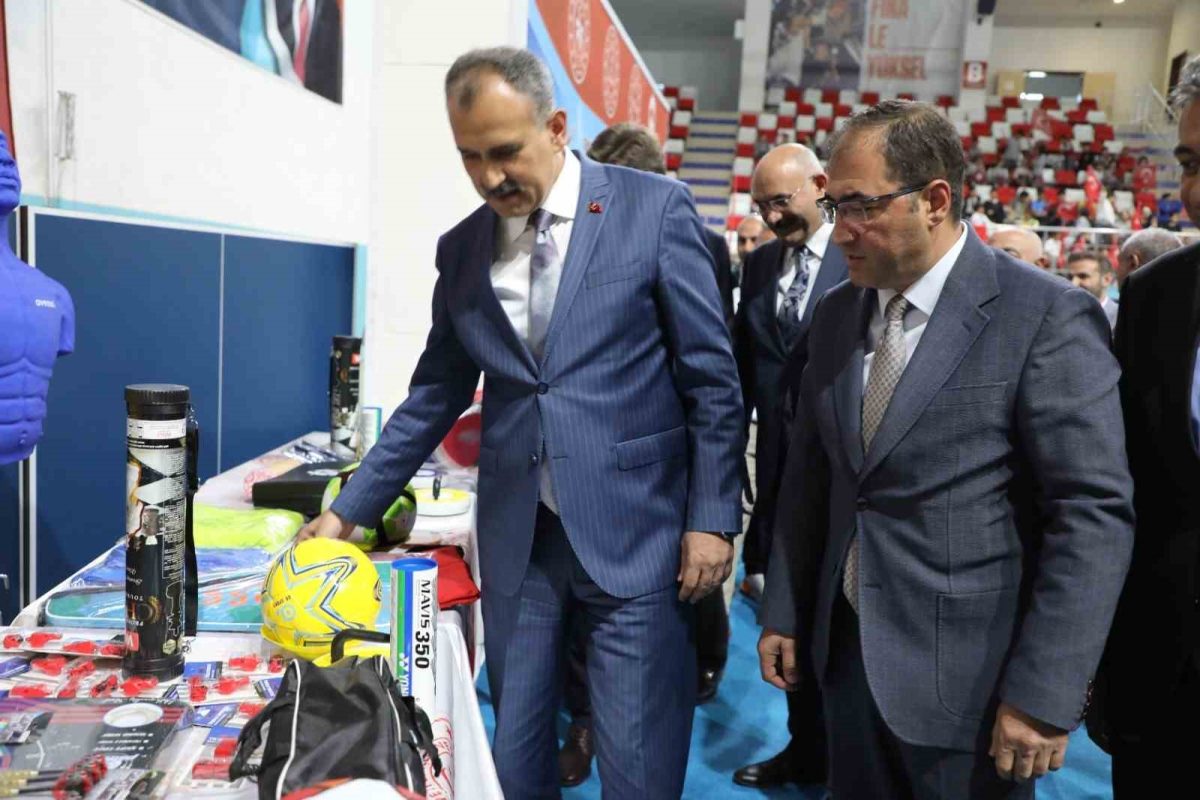 Ağrı’da 171 okula 15 milyon liralık spor malzemesi desteği