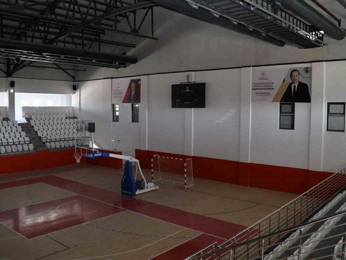 Arsuz’da 6 bin 846 metrekarelik kapalı spor salonunda sona gelindi - Foto 4