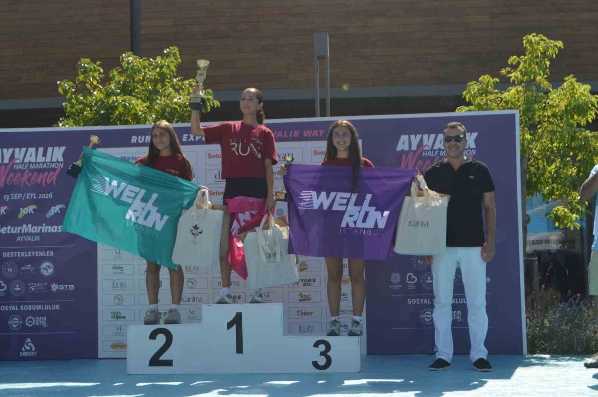 Ayvalık’ta yarı maratonun şampiyonları ödüllerini aldı - Foto 3
