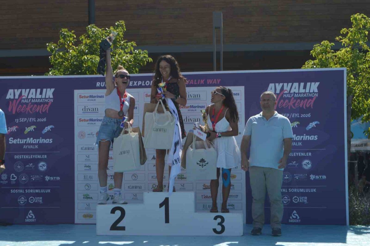 Ayvalık’ta yarı maratonun şampiyonları ödüllerini aldı - Foto 4