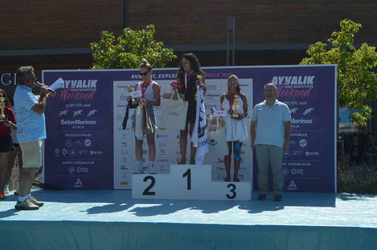 Ayvalık’ta yarı maratonun şampiyonları ödüllerini aldı - Foto 7