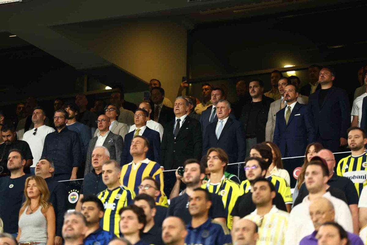 Bakan Bak, Fenerbahçe - Beşiktaş derbisini takip etti